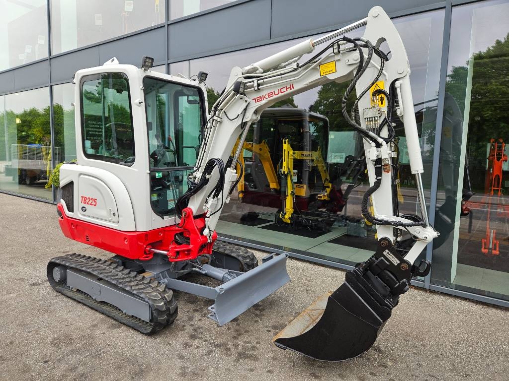 Takeuchi TB 225