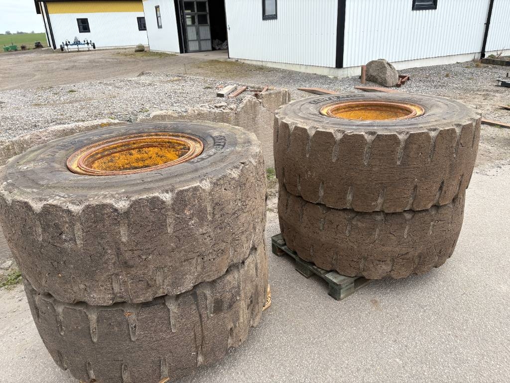 4 st punkteringsfria däck med fälg 20,5x25 till Vo