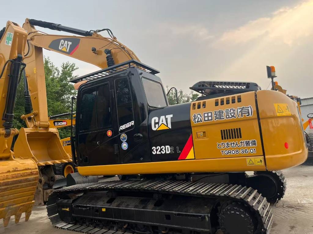CAT 323 D2L