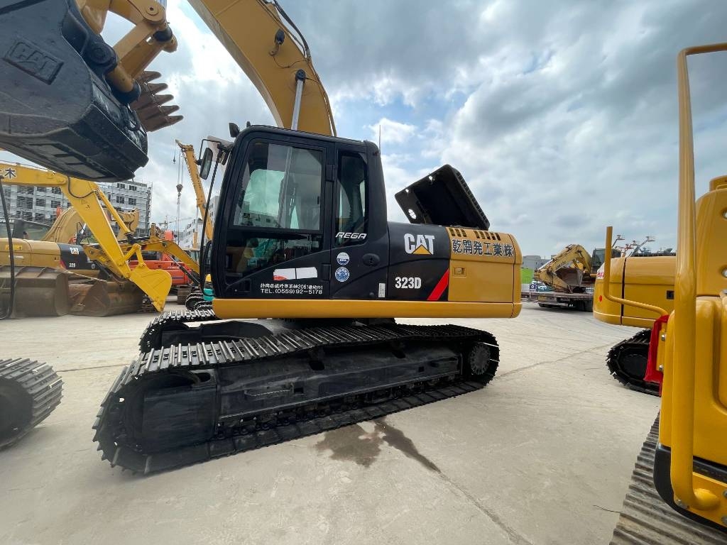 CAT 323 D