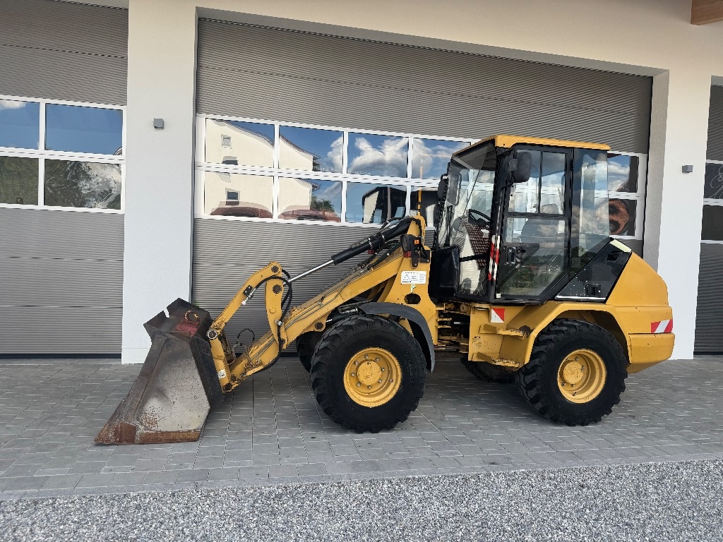 Chargeuse sur pneus Caterpillar 908 — occasion 2004, 4 880 h