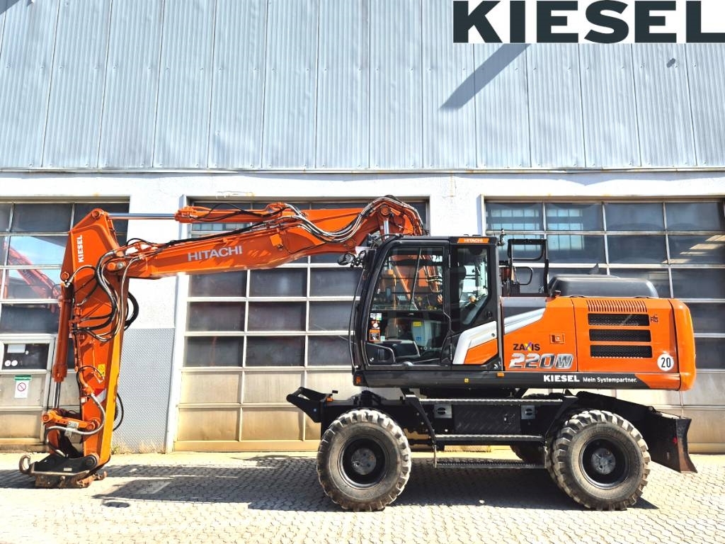 Pelle sur pneus Hitachi ZX 220 W-7 — occasion 2023, 1 690 h
