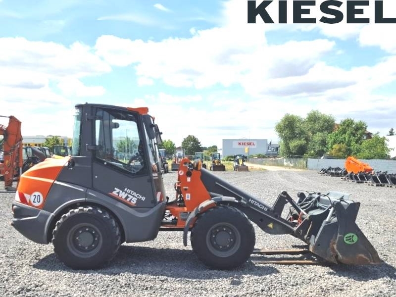 Chargeuse compacte Hitachi ZW 75-6 — occasion 2023, 435 h