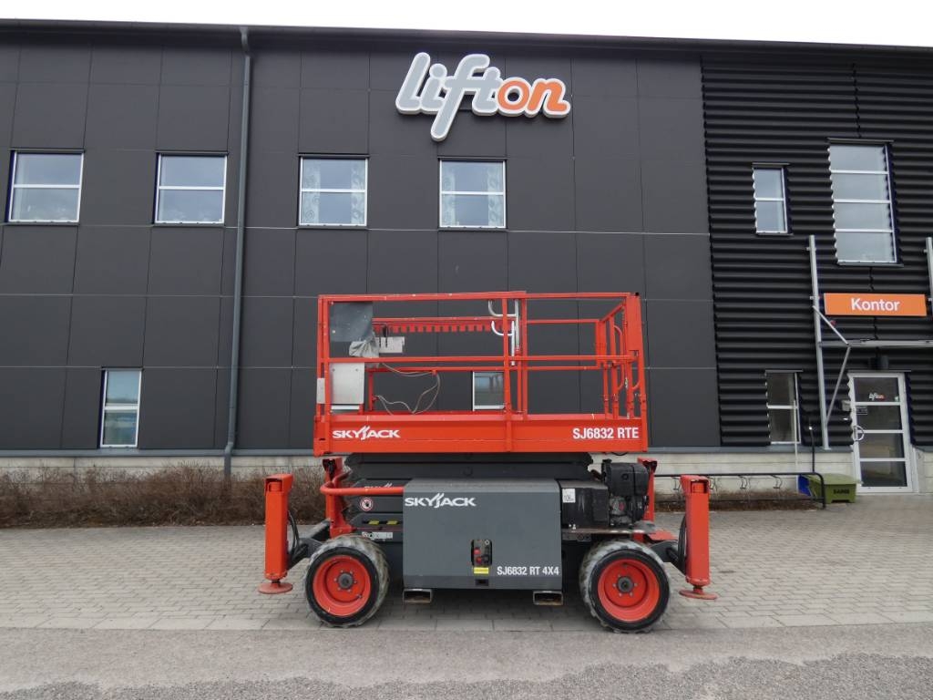SkyJack 6832RTE