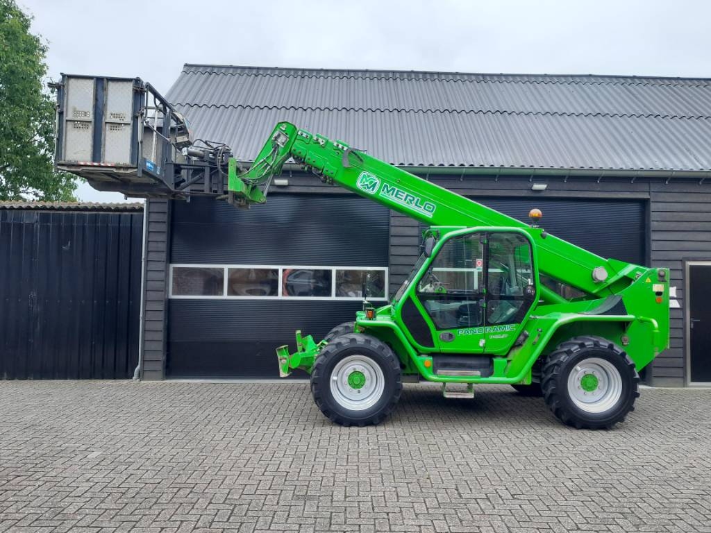 Merlo P 40.17 with manbasket and remote control