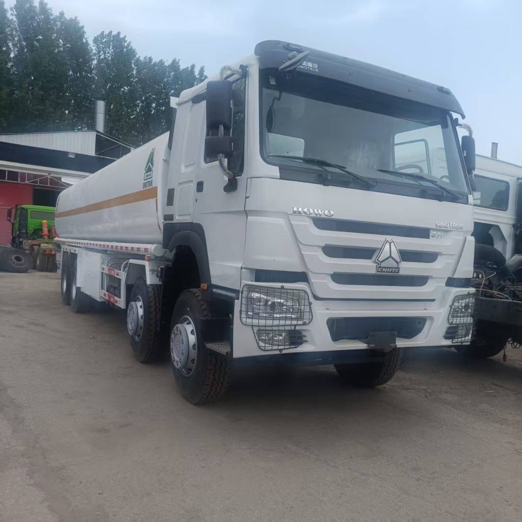 Sinotruk Howo 371 Fuel Tanker（8*4） 32m³