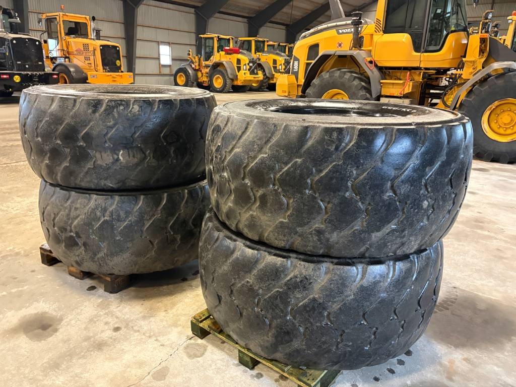 Pneu, roue et jante Michelin begagnade 600-65R25 däck — occasion