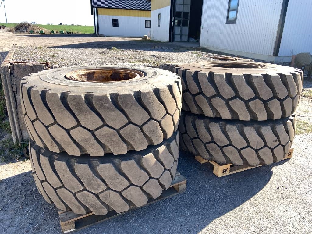 Triangle 4 st däck m fälg 20,5x25 till Volvo L90F