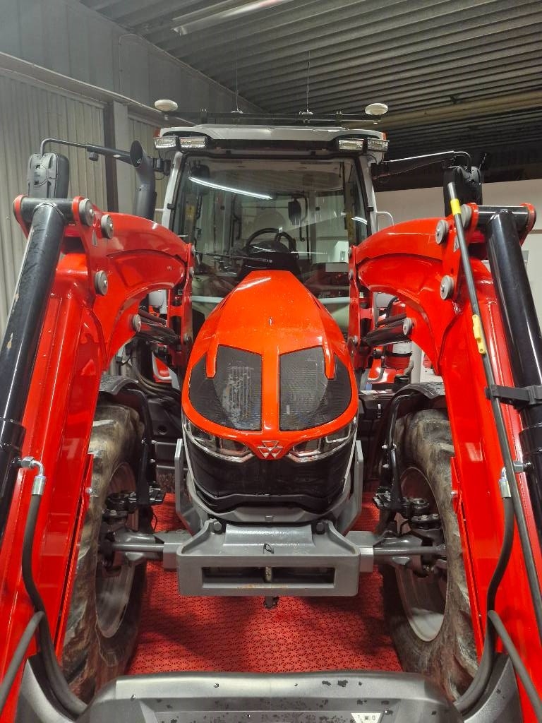 Massey Ferguson 5S.145