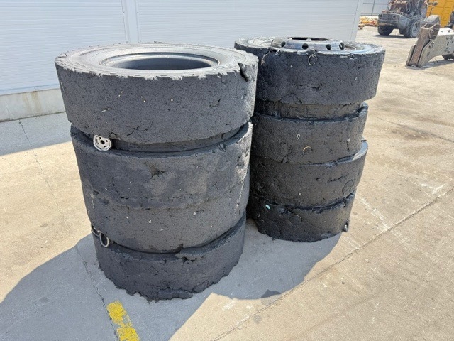Liebherr 10.00x20 Solid tyres with rims LH24