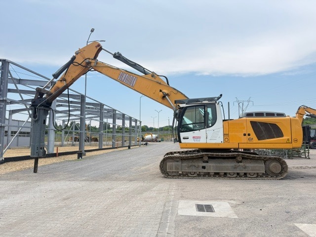 Liebherr R 946 with hammer