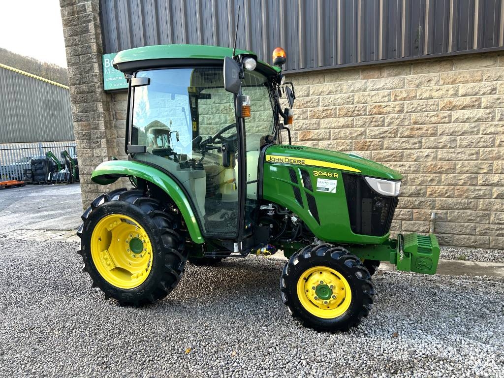 John Deere 3046R