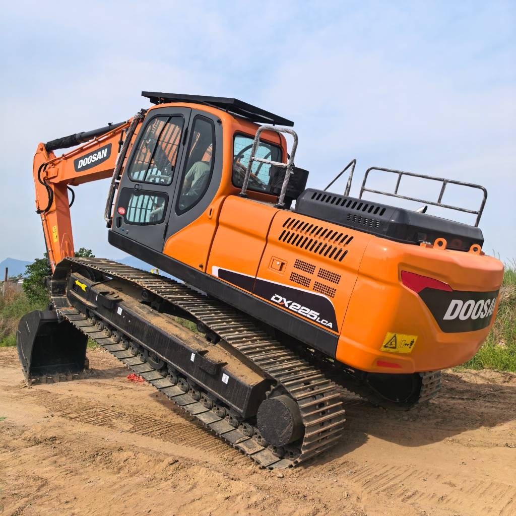 Pelle sur chenilles Doosan DX 225 — occasion 2023, 523 h