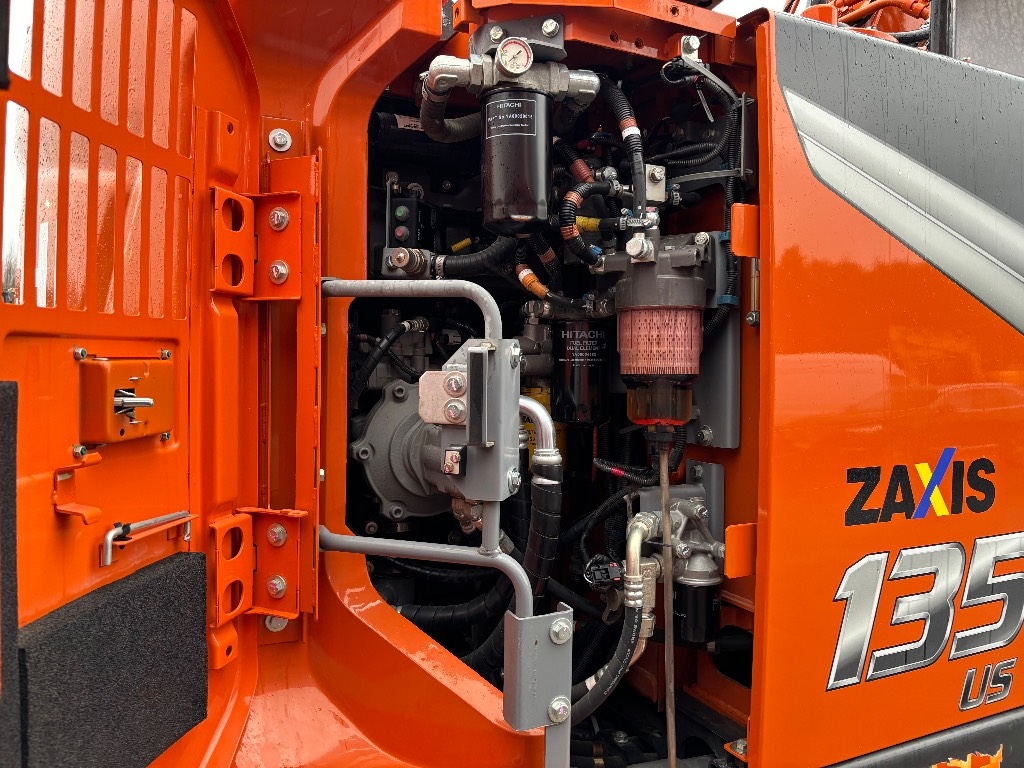 Hitachi ZX 135 US-7 / Rototilt, Rasvari, Stage V kuva 10
