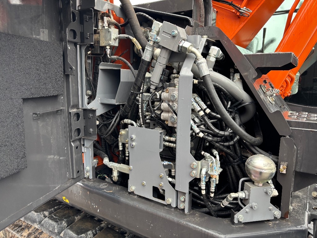 Hitachi ZX 135 US-7 / Rototilt, Rasvari, Stage V kuva 9