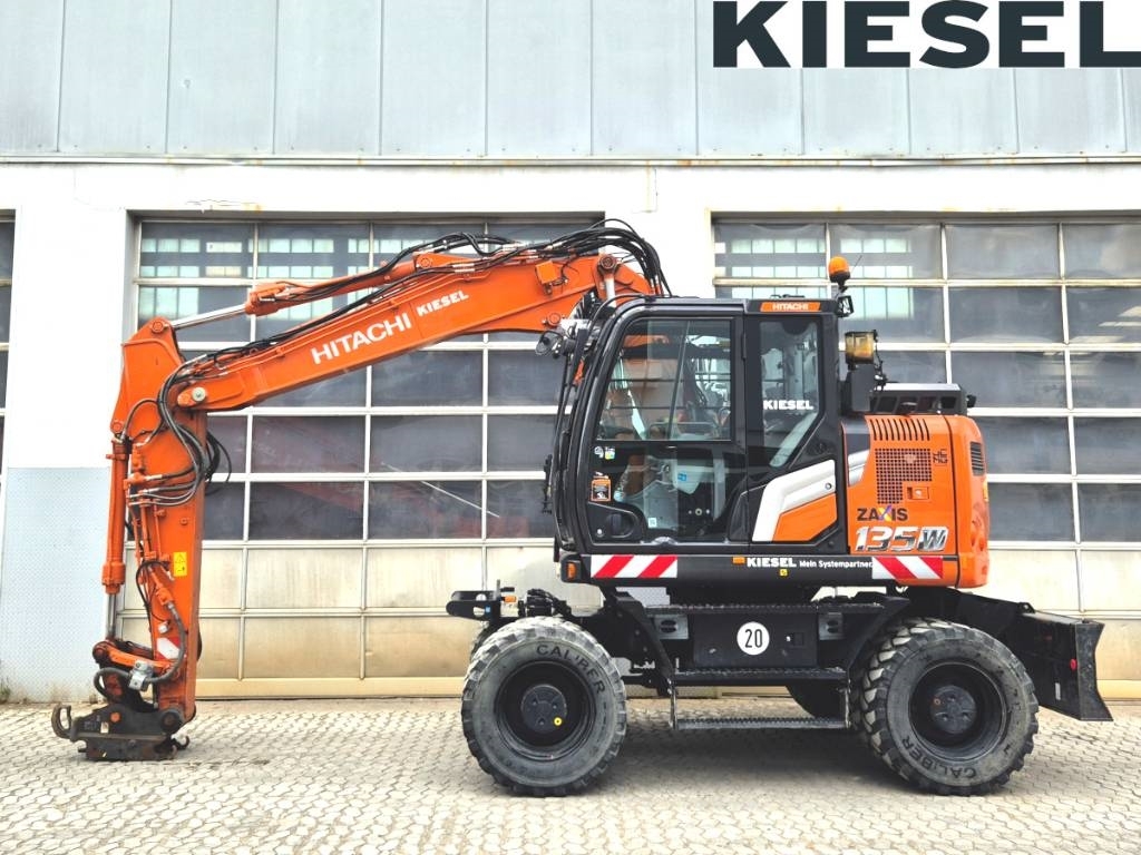 Pelle sur pneus Hitachi ZX 135 W-7 — occasion 2023, 1 655 h
