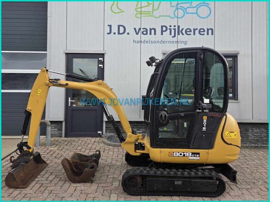 JCB 8018 2011 Perkins 2627hours hydraulic + 3x bucket