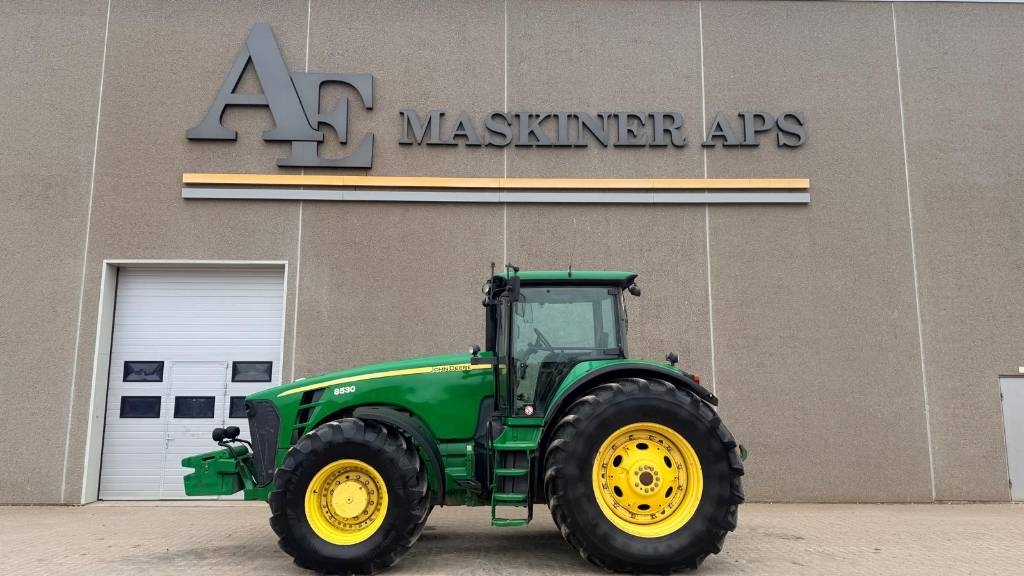 John Deere 8530