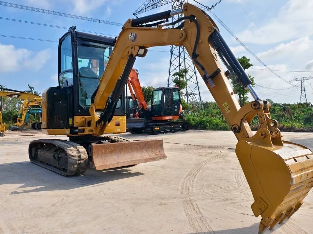 Mini-pelle Caterpillar 302.7 — occasion 2023, 1 300 h
