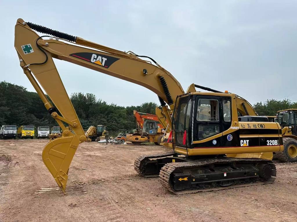 Pelle sur chenilles Caterpillar 320BL — occasion 2015, 3 200 h