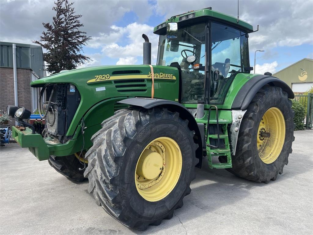 John Deere 7020 Series