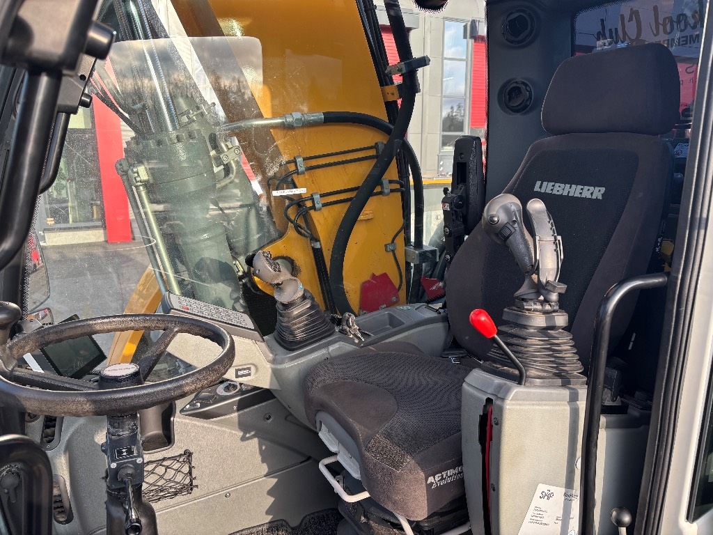 Liebherr 913 compact / Špičkové vybavení, Stage V kuva 15