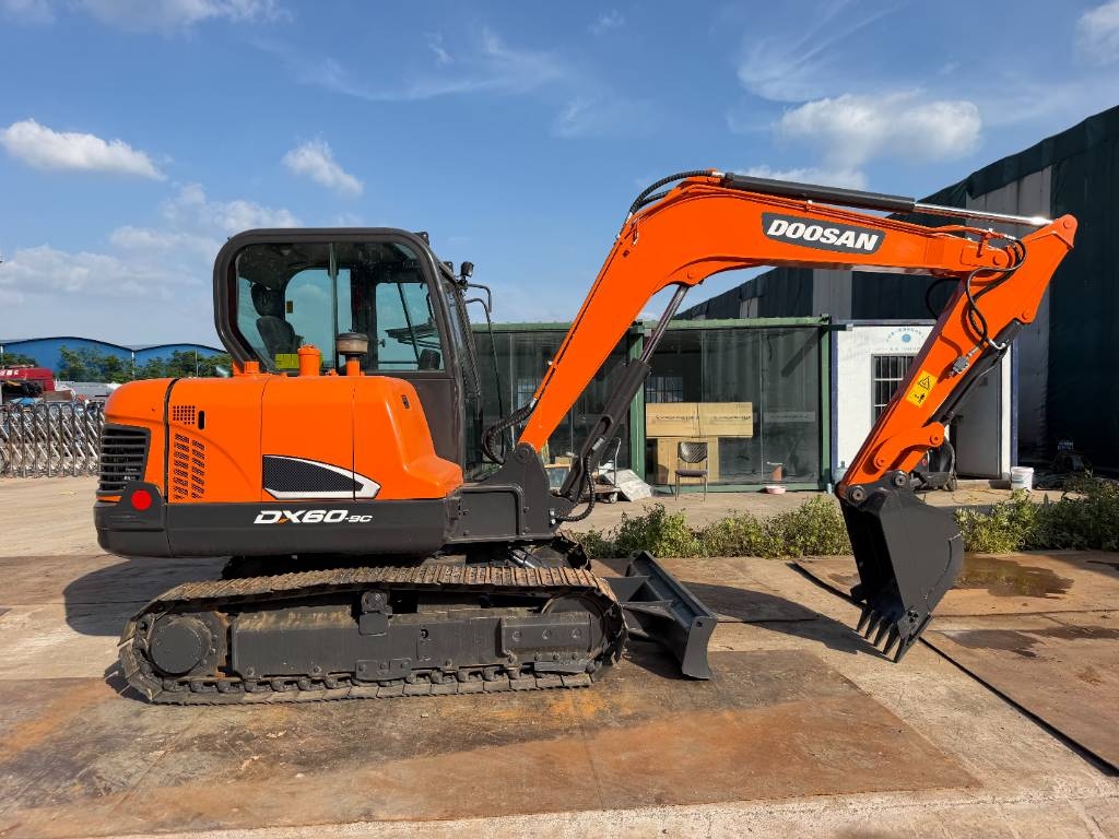 Pelle sur chenilles Doosan DX60 — occasion 2020, 1 510 h