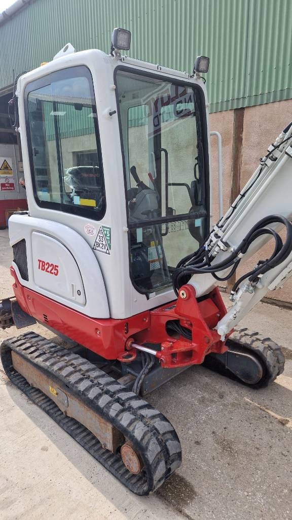 Mini-pelle Takeuchi TB 225 — occasion 2023, 731 h