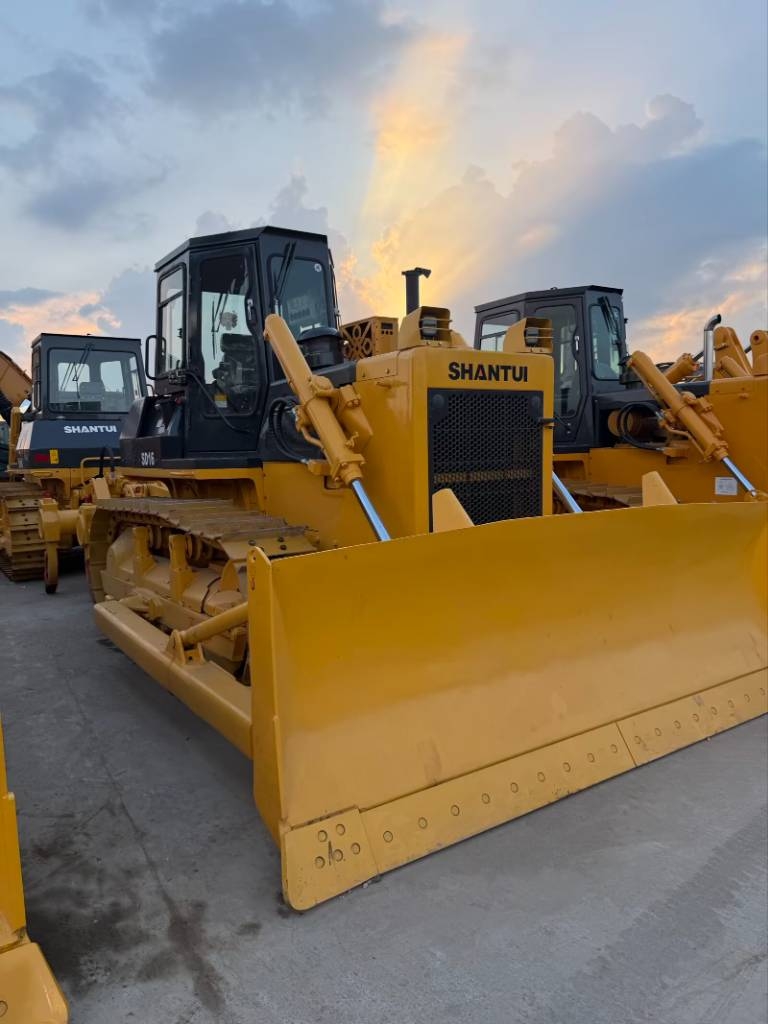 Shantui SD 16 Plenty of bulldozers for choose