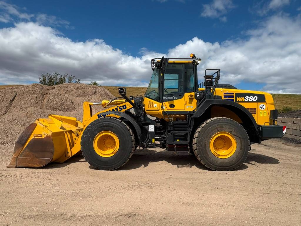 Komatsu WA380--8E0