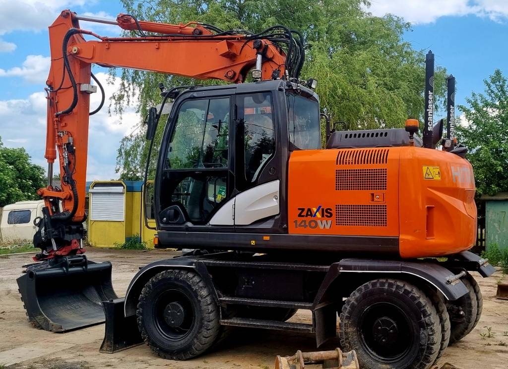 Pelle sur pneus Hitachi 140W — occasion 2014, 10 430 h