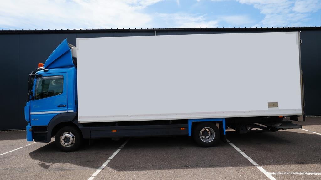 Mercedes-Benz Atego 1224 frigo truck meat hooksystem 409.000km