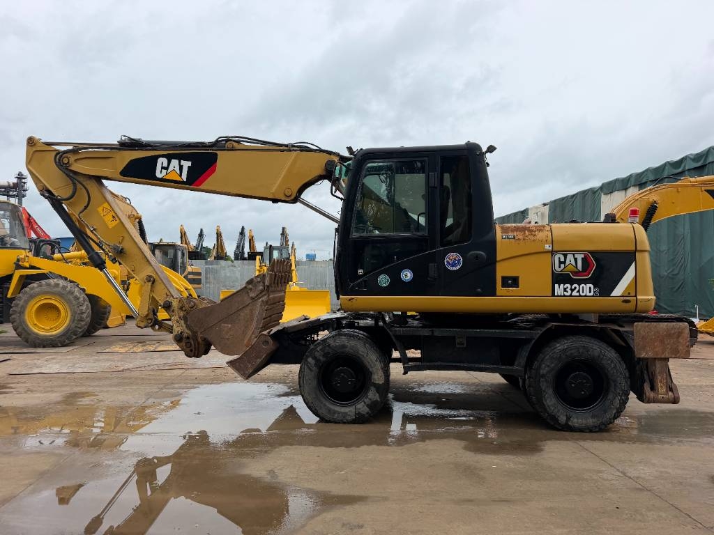 Pelle sur pneus Caterpillar M320D — occasion 2019
