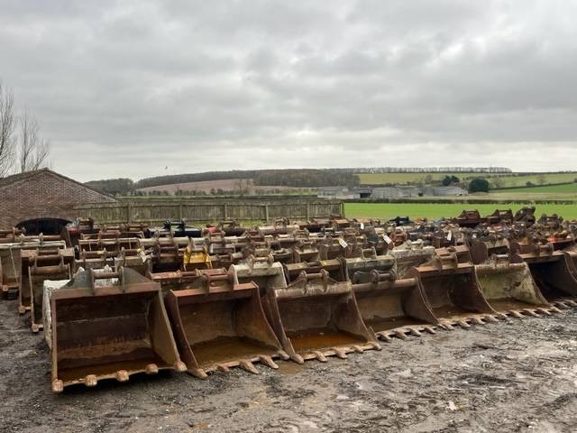 Huge Choice of Buckets To Fit from 1 to 25 Ton Mac