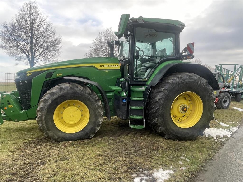 8R 370
