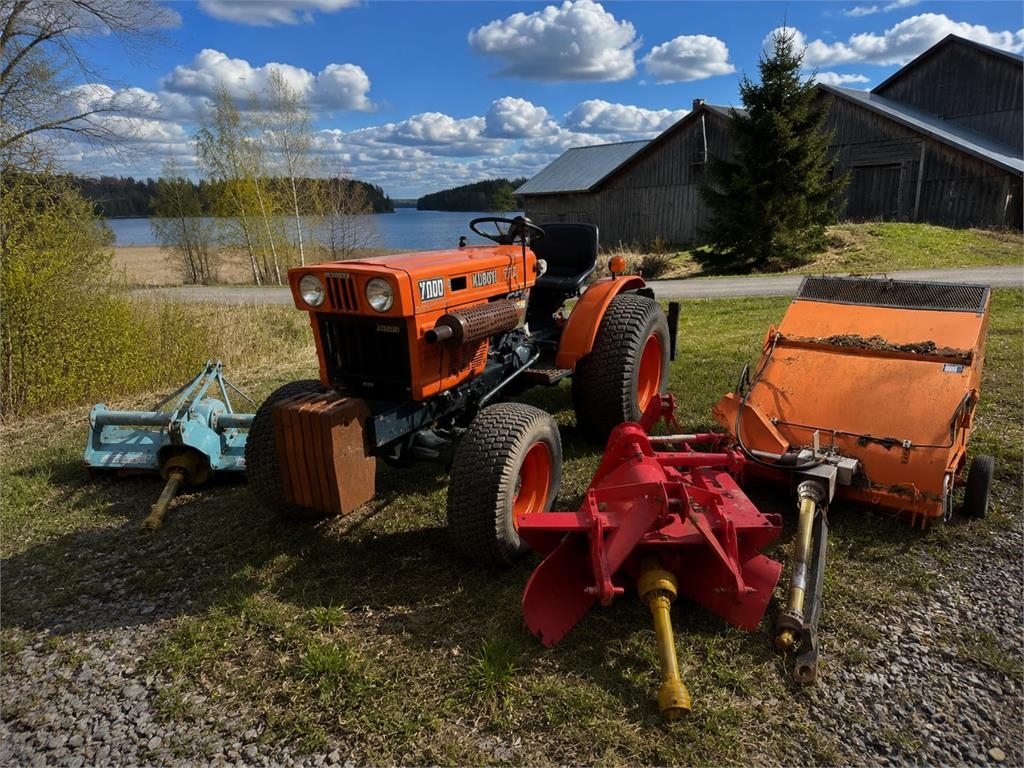 Kubota B7100D