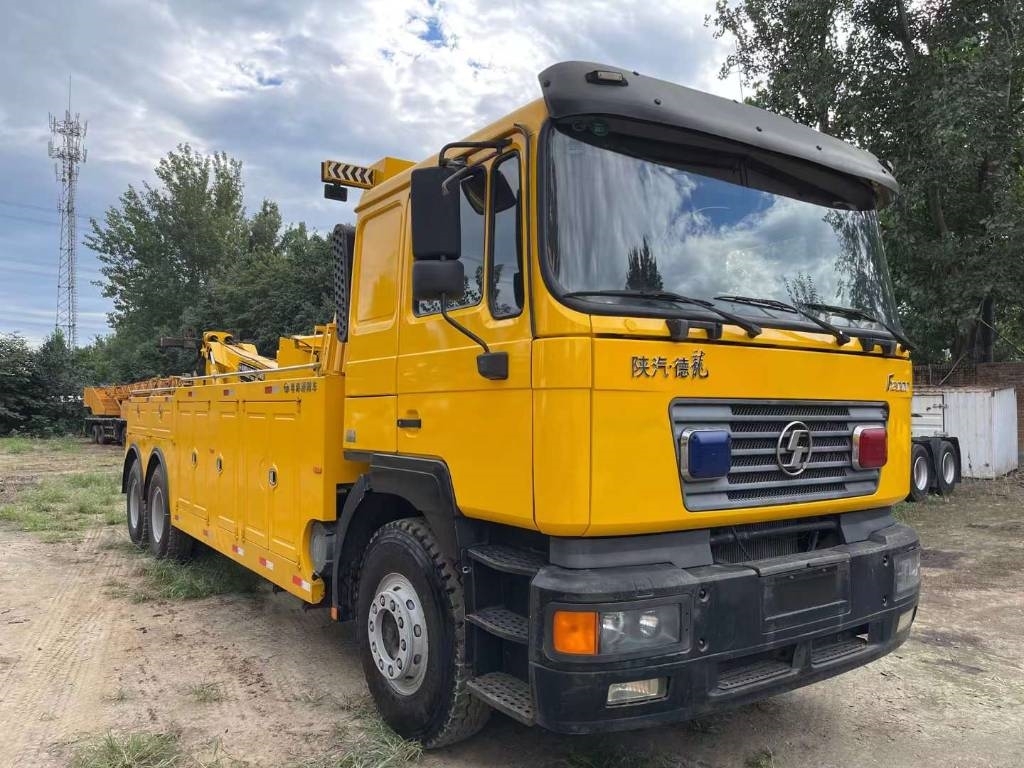 Shacman F2000 tow truck