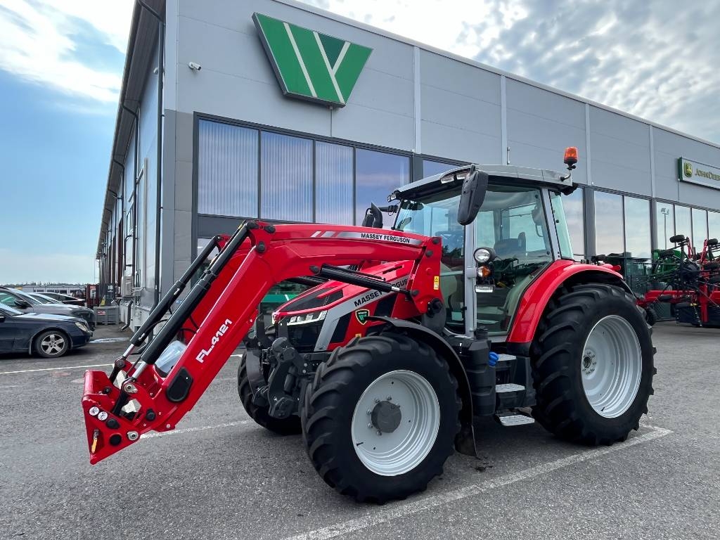 Massey Ferguson 5S.135