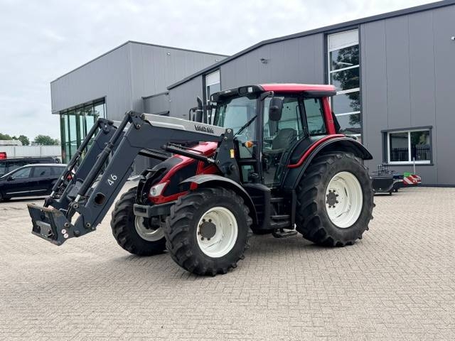 Valtra N103 Hitech5 met voorlader