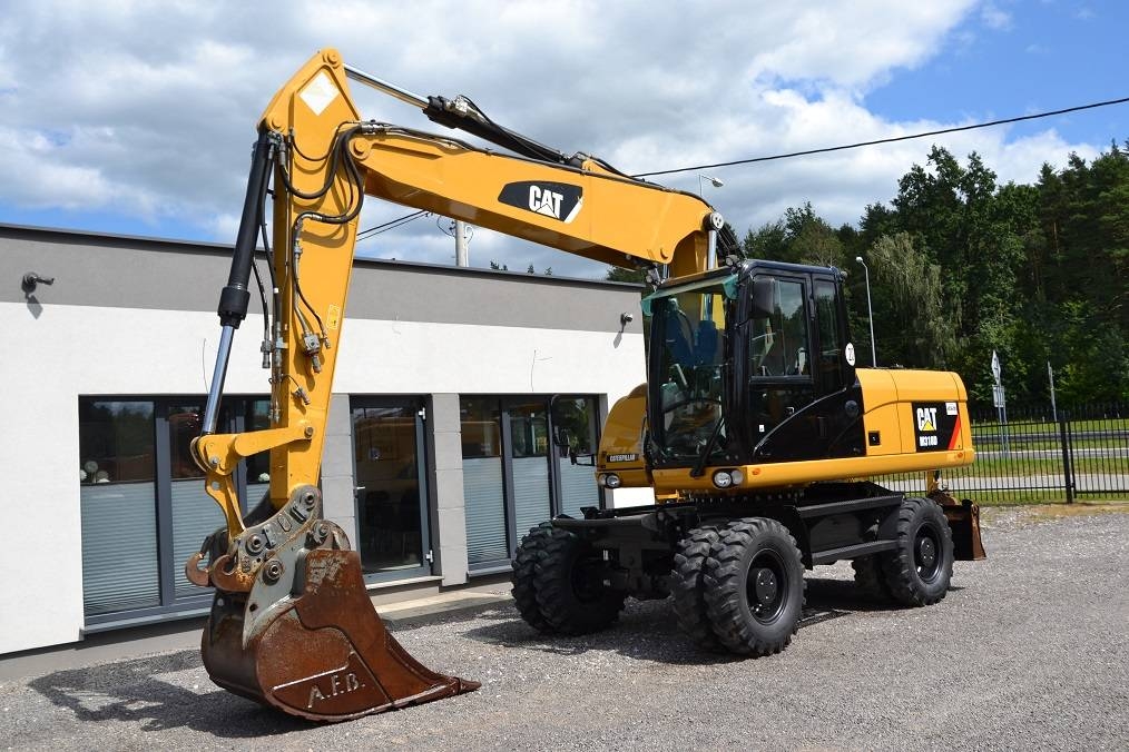 Pelle sur pneus Caterpillar 318 D — occasion 2012, 9 500 h