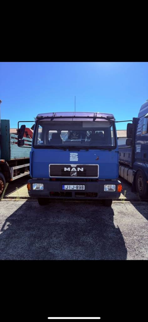 Camion plateau grue MAN L 2000 — occasion 2000