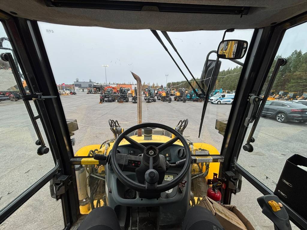 New Holland LB 115 B-4 PS/ Tilter, 2 buckets, Hyd tines kuva 17