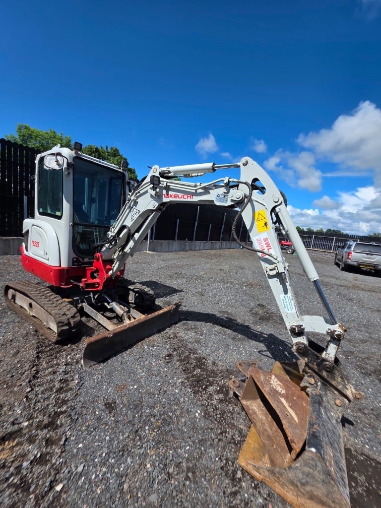 Takeuchi TB 225
