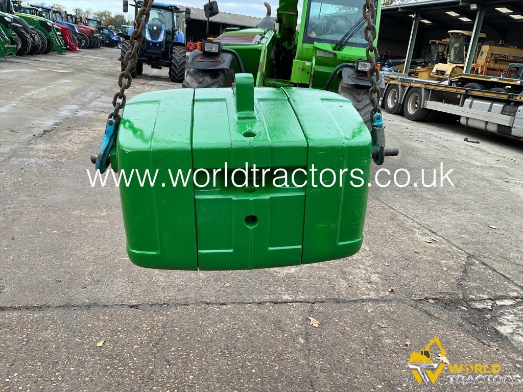 John Deere 900kg weight