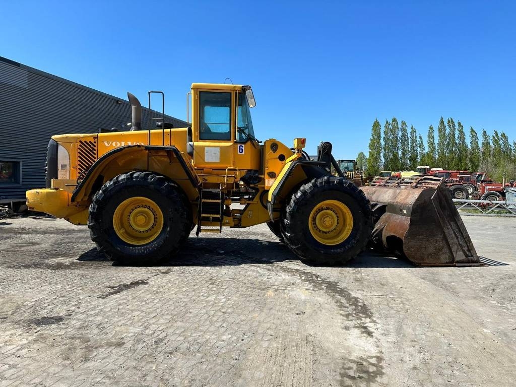 Pneu, roue et jante Volvo L150/180 tires with rims — occasion