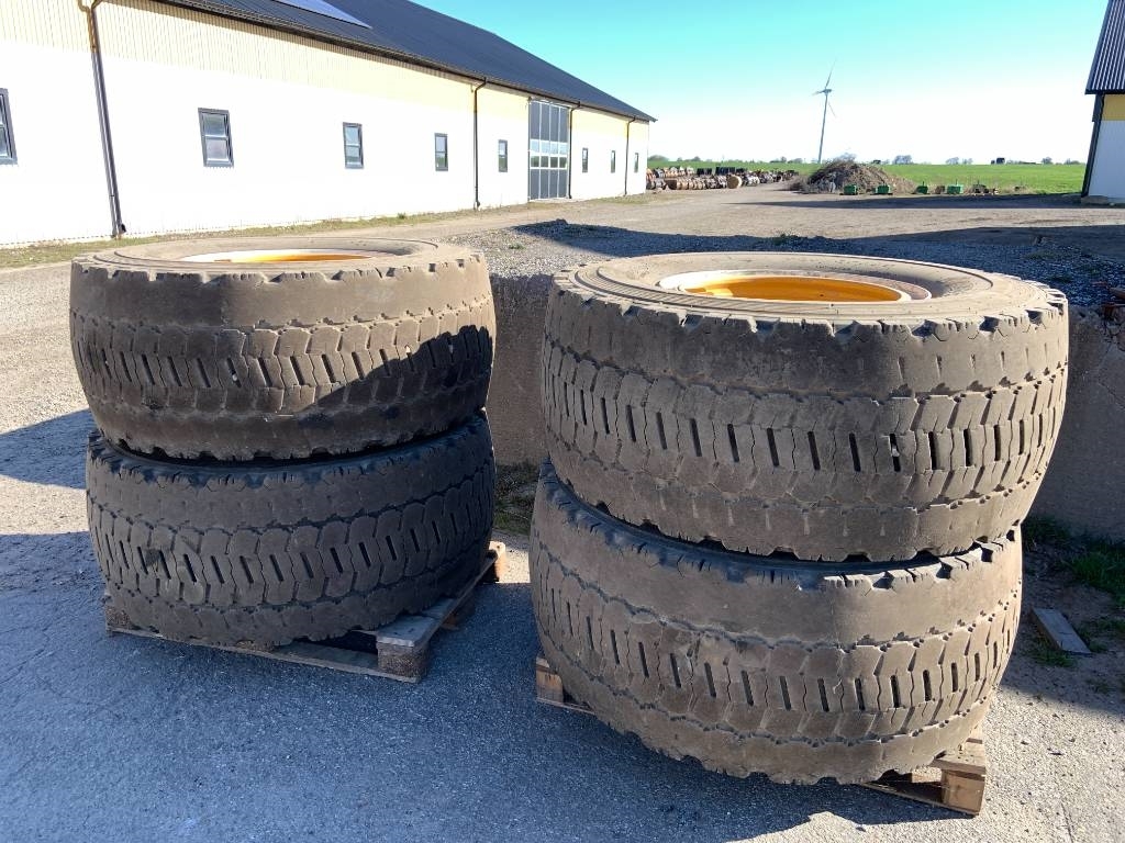 Bridgestone 4 st beg 600 breda däck m fälg till Volvo L60H