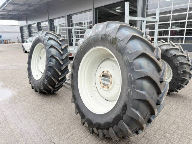 Michelin 20.8 R38 + 16.9 R28 Valtra