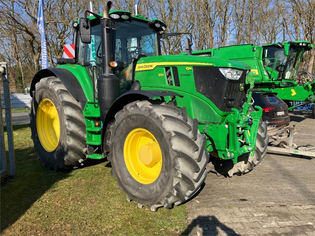 John Deere 6M 200