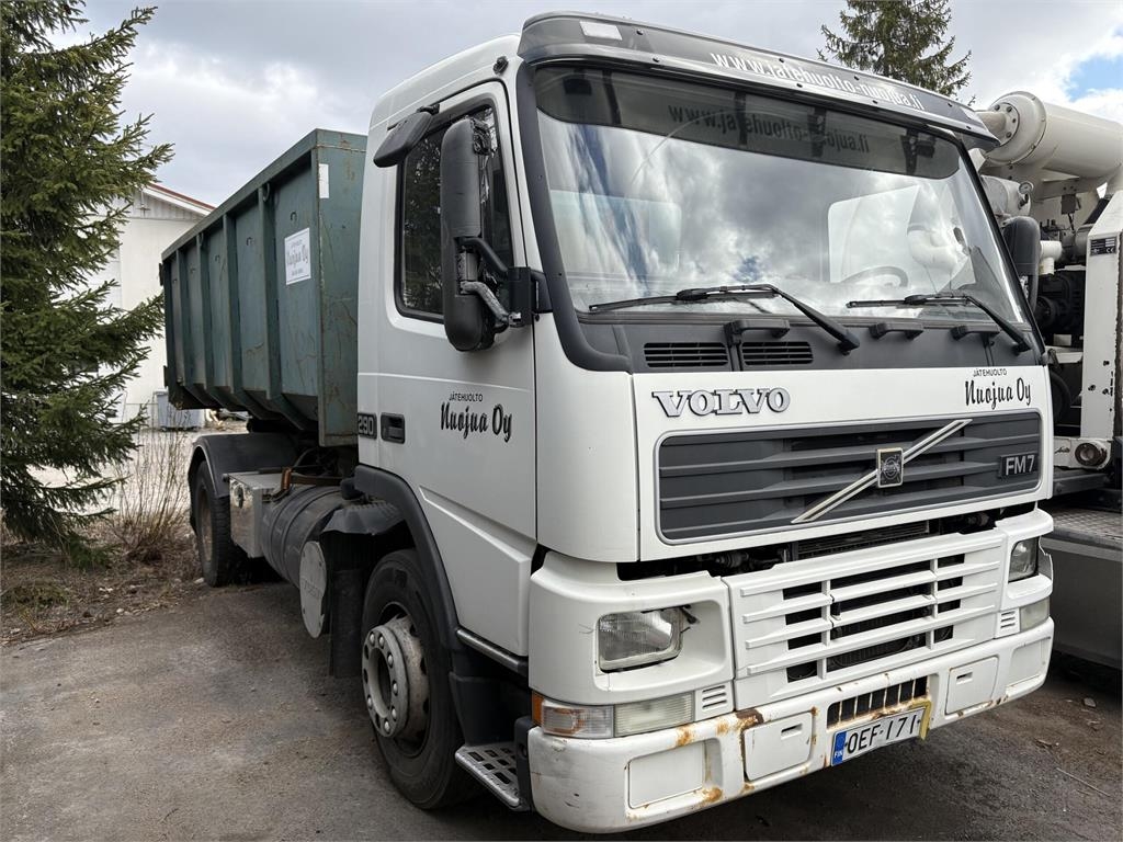 Camion à bras hydraulique Volvo FM7 — occasion 2001