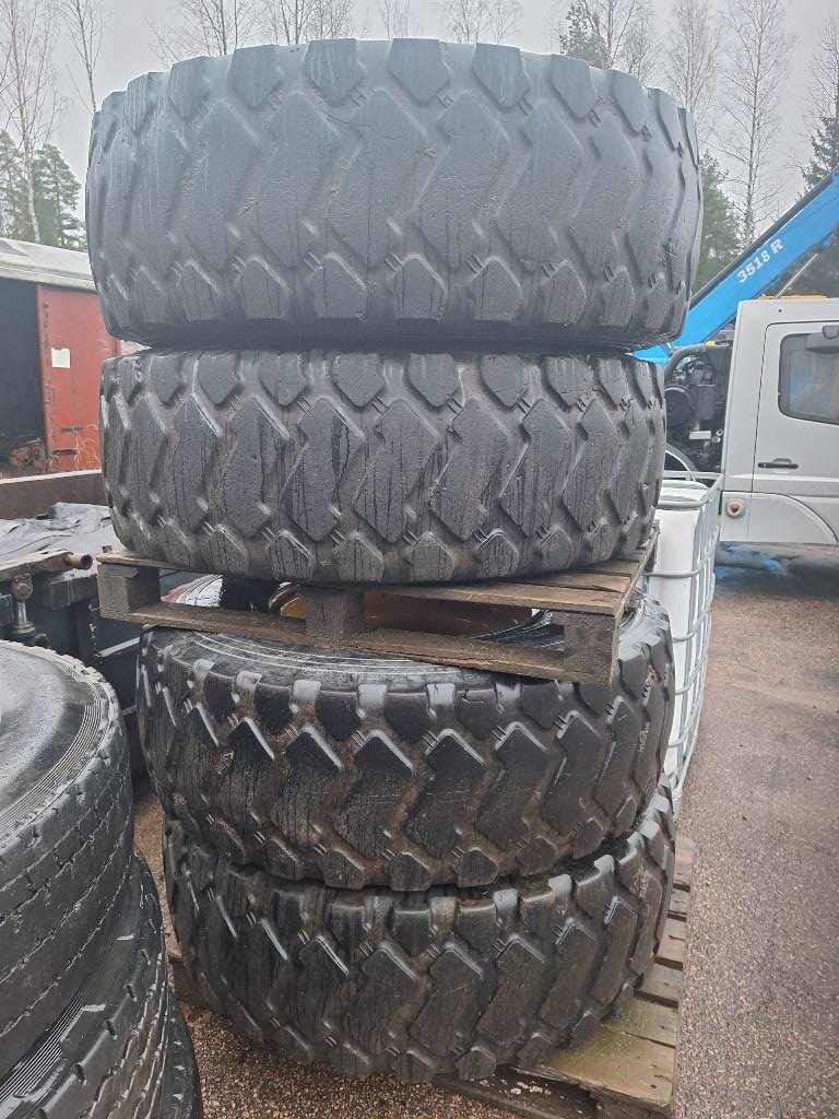 Maxam 17.5R25 4kpl renkaat